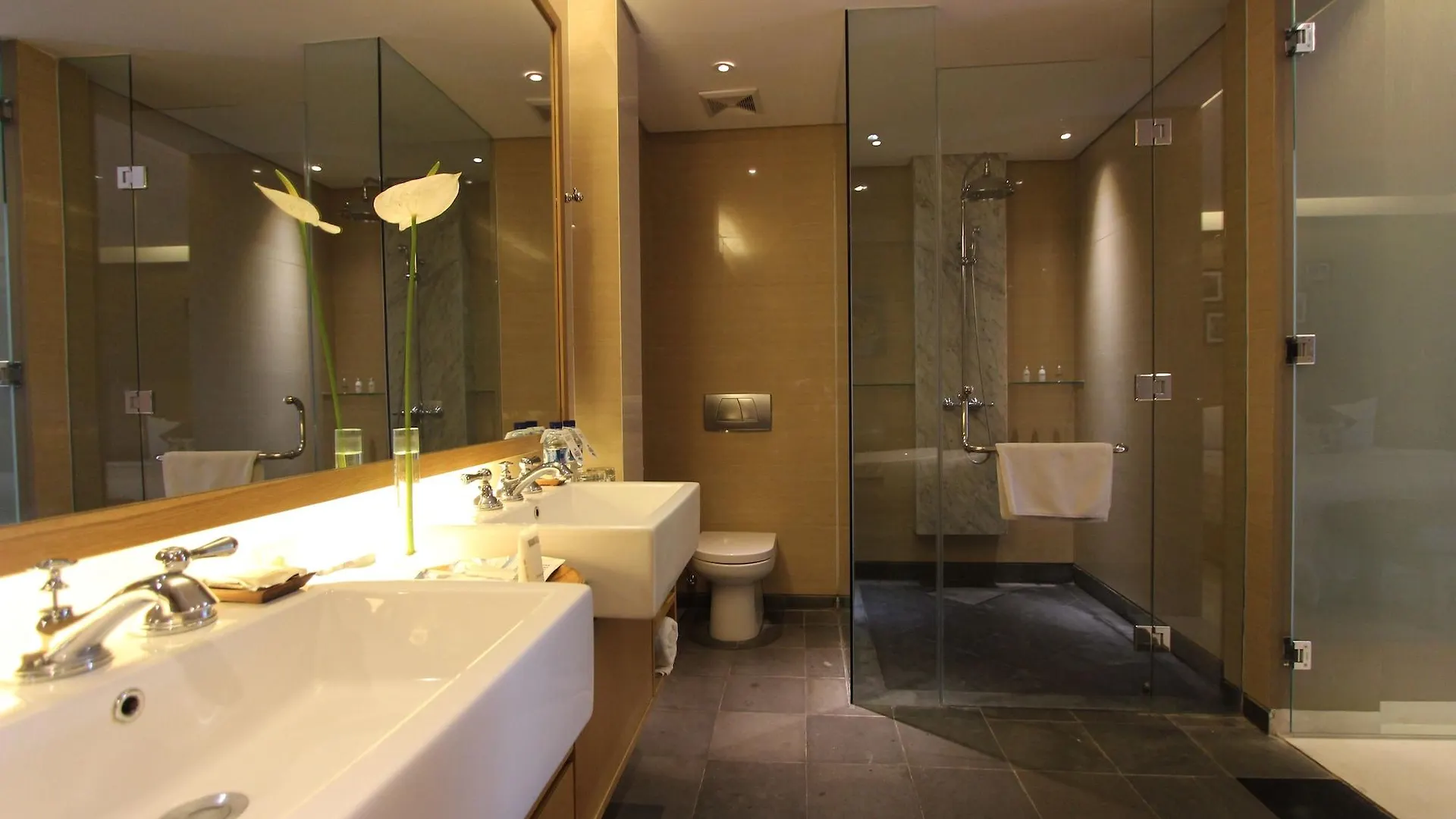 Ossotel Legian 4*, Legian (Bali)